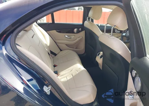 2015 Mercedes-Benz C 300 4Matic z USA, uszkodzony, nr VIN 55SWF4KB9FU047776